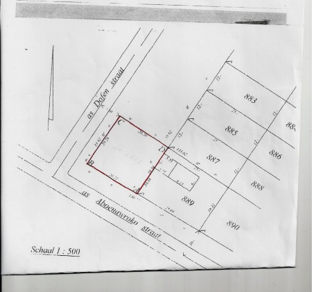 perceel ligt op de hoek van de aboenawrokostraat en de dofenstraat